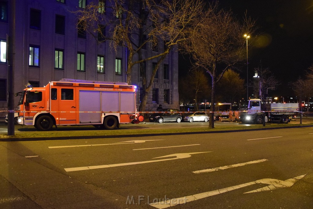 Baum auf PKWs Koeln Mitte Rheinuferstr Goldgasse P055.JPG - Miklos Laubert